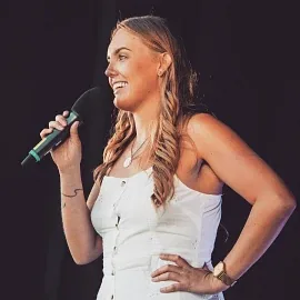 Elle Bert - comedian