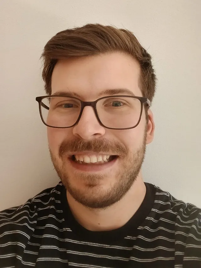 Robbie Simons - comedian