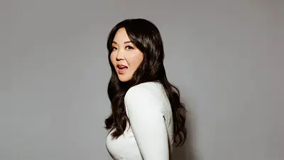 Julie Kim (21+)