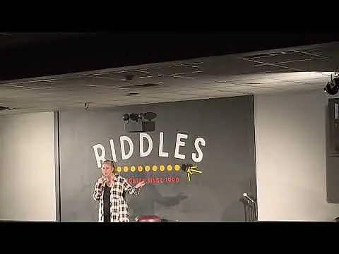 Angie McMahon at Riddles